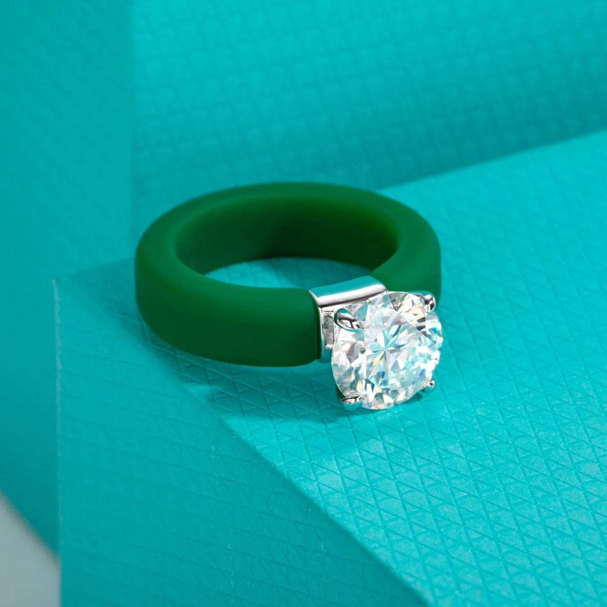 MOISSANITE INLAY COMFORT RING — detail view