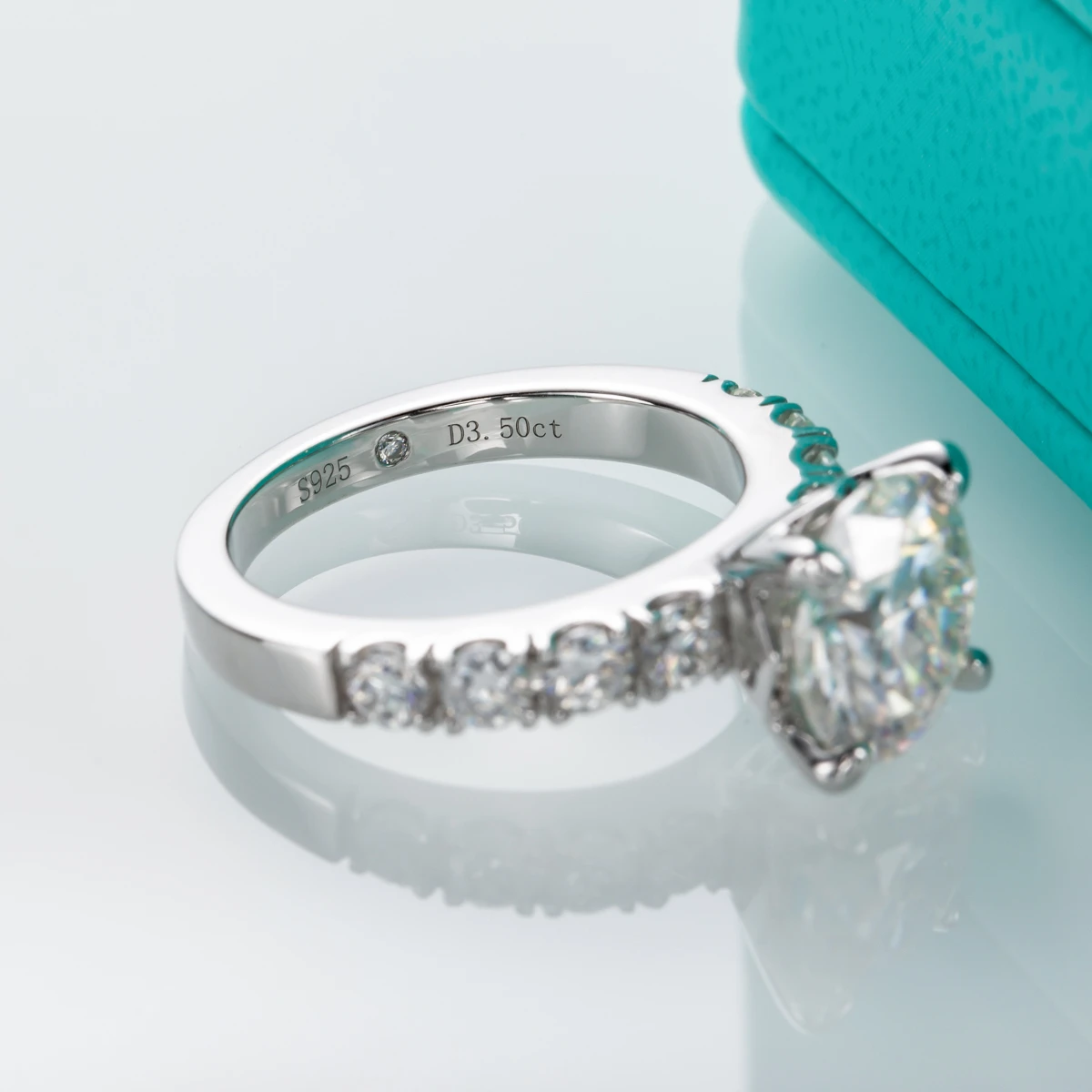 MOISSANITE ENGAGEMENT RING — detail view