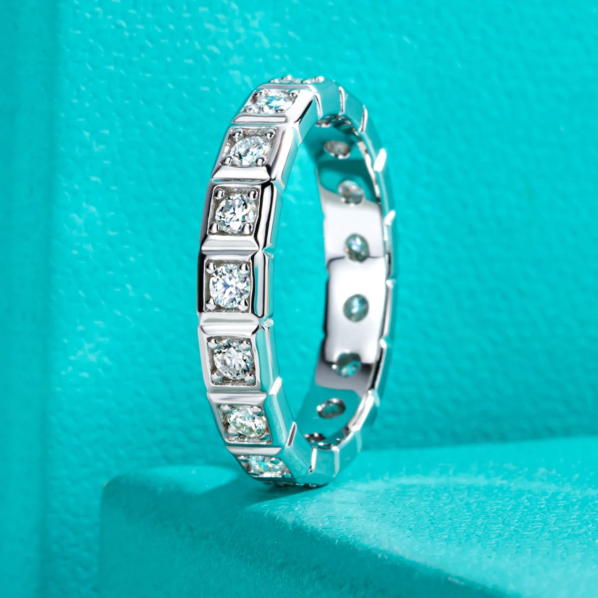 MOISSANITE WEDDING BAND — detail view