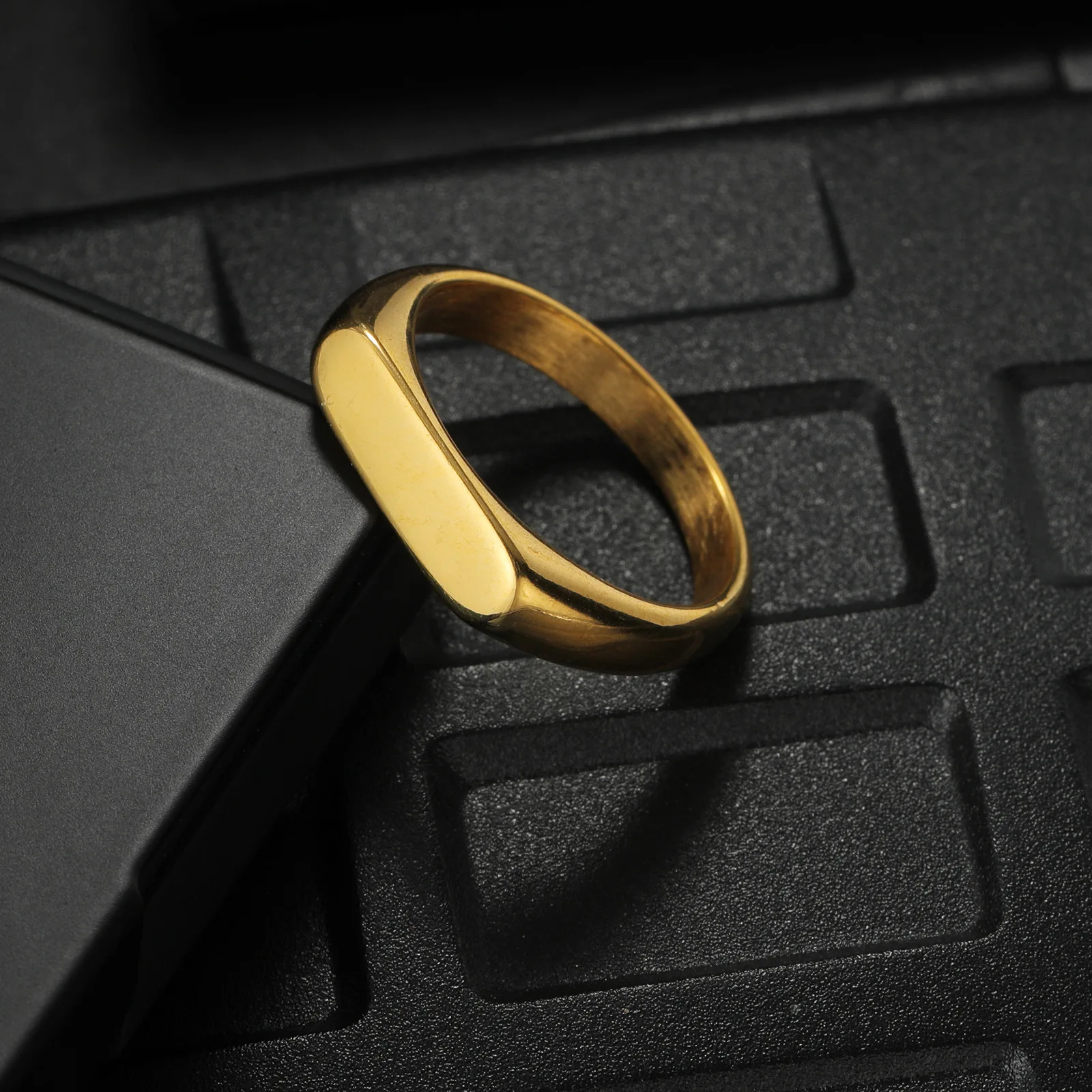CUSTOM SIGNET BAND — detail view