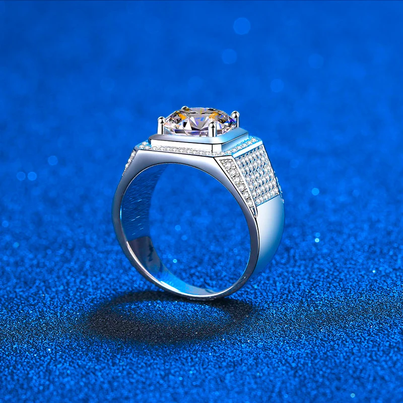 MEN'S MOISSANITE SIGNET — detail view